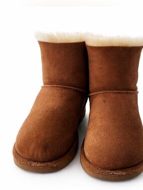 UGG Mini Bailey Bow II Chestnut Boots Size 7 Sheepskin